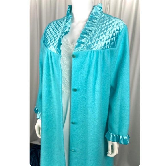 Vintage 60’s 70’s Long Fuzzy House Coat in Teal Blue Green • Satin Quilted - M/L - Picture 4 of 10